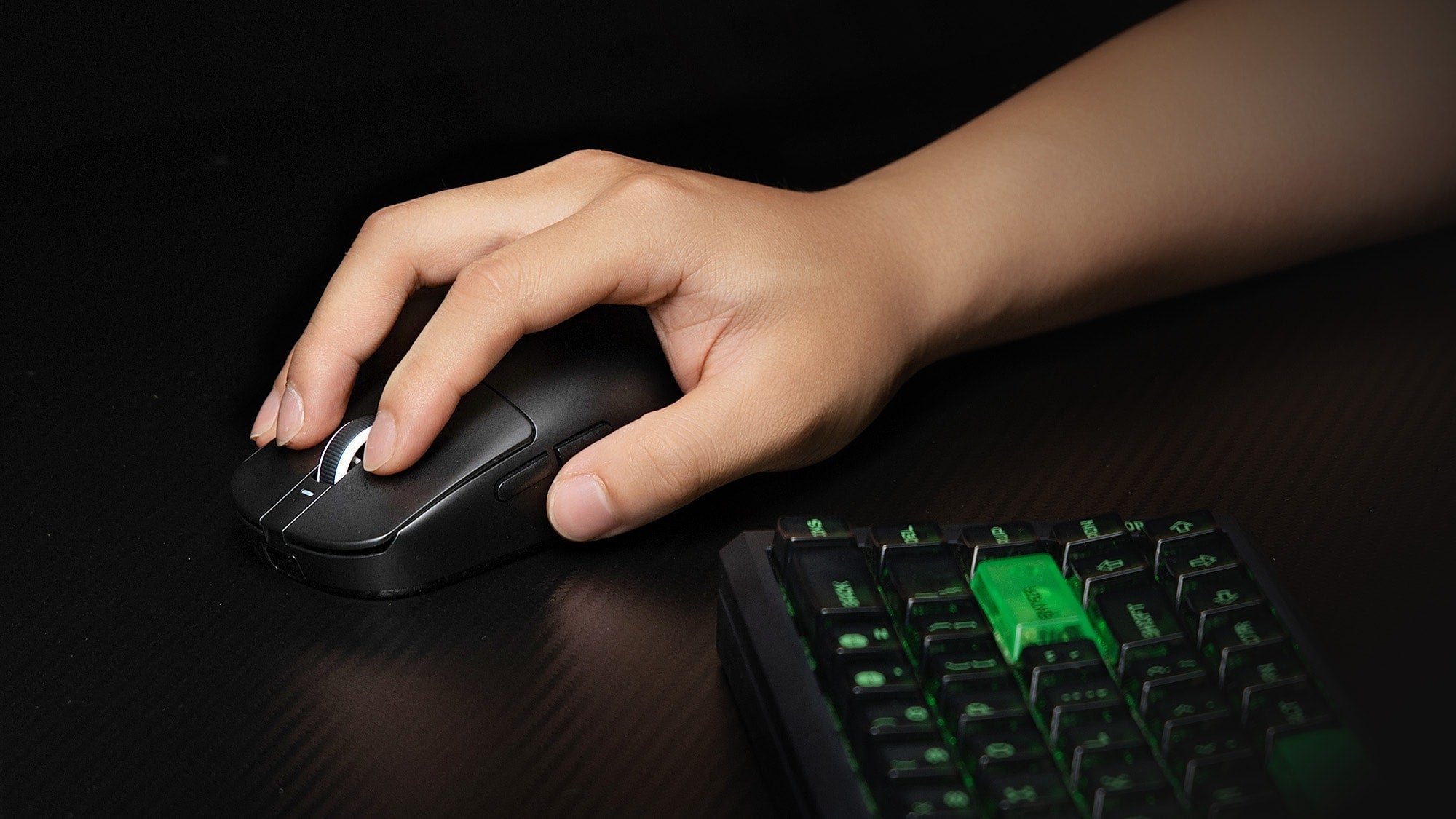 How mouse shape impacts hand fatigue: close-up of a player holding a black ATK gaming mouse during gameplay.