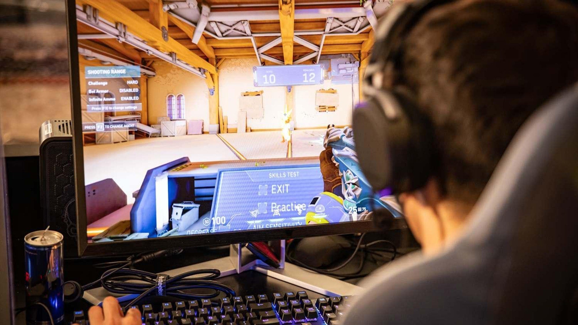 Best aim training routine: a gamer practicing skills test and flicking drills inside an in-game shooting range.